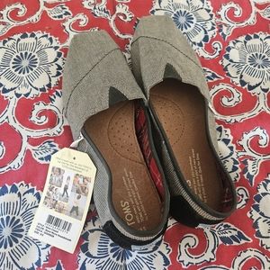TOMS slip on NWT
